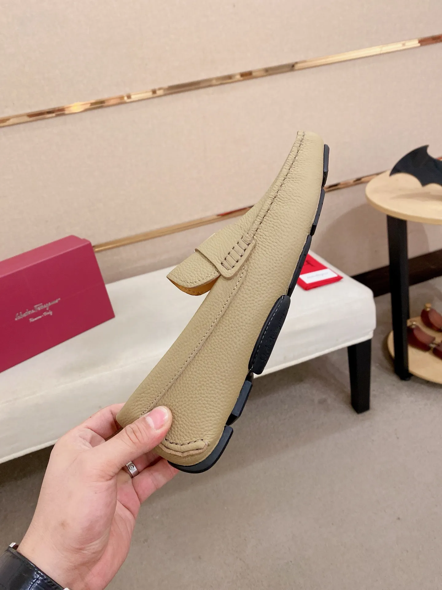 Men's shoes💰: 540💰High-end quality! Ferragamo🆕🆕Exclusive hot-selling products in stock🔥🔥New products on the shelves, high-quality Ferragamo men's pea shoes, high-end casual driving shoes, with complete packaging! 💪 💪 Material: imported first-layer pebbled cowhide 🐂 + imported high-quality water-dyed cowhide lining + wear-resistant outsole 👍🏻👍🏻 Features: high-end and comfortable, purely handmade 🚀 🚀 Create the perfect shoe that suits you best 🔥 🔥 Size: (38-44) 45 standard size can be customized!